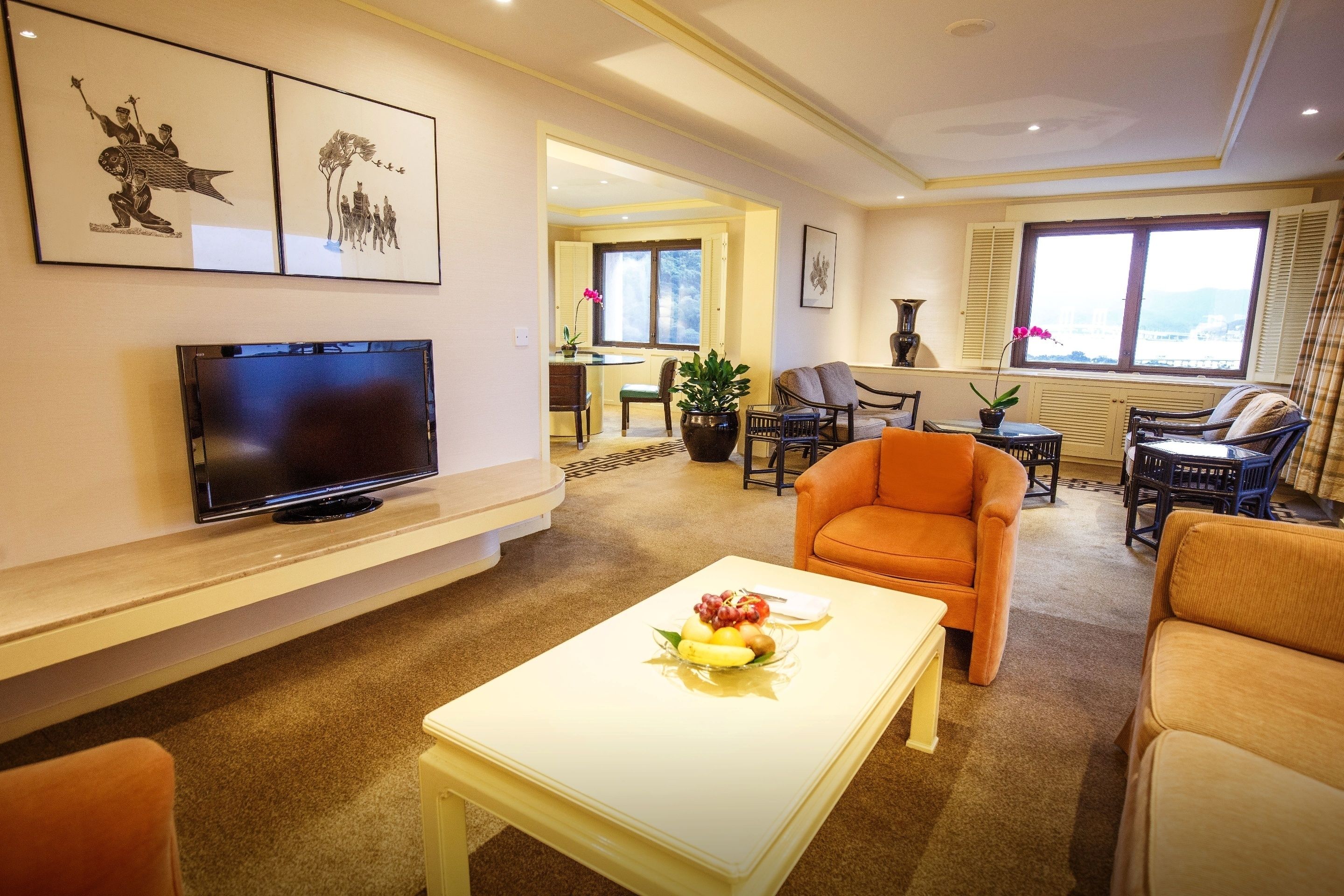 Suite Deluxe (With Breakfast) | Zona de estar | Una televisión