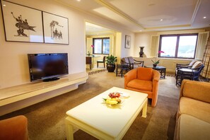 Deluxe Suite (With Breakfast) | Living area