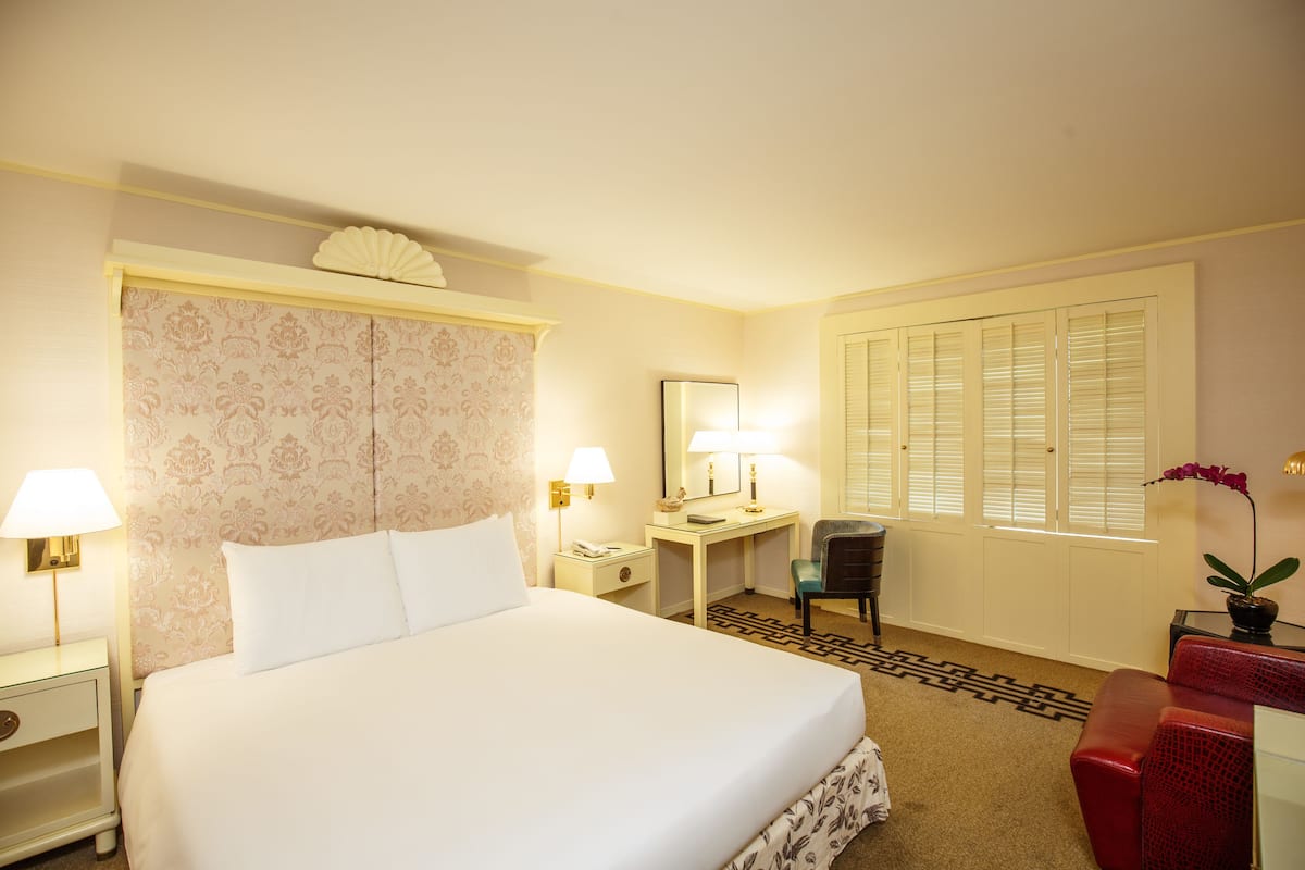 Minibar, in-room safe, desk, iron/ironing board
