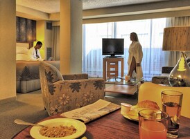 Down comforters, in-room safe, desk, blackout drapes