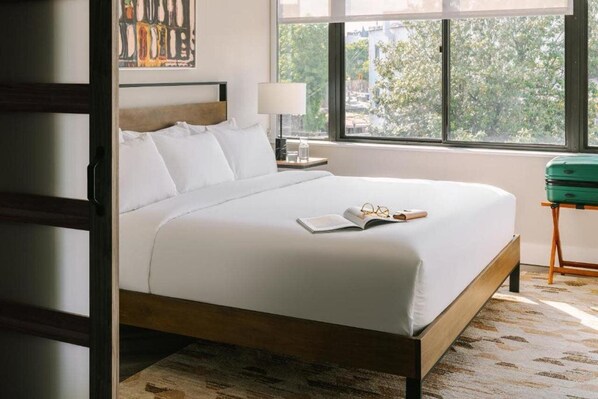 DuntÀcken, vÀrdeförvaringsskÄp pÄ rummet och skrivbord