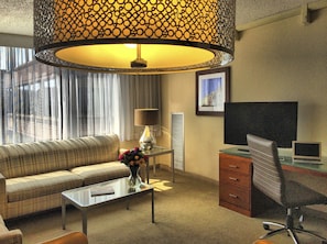 Suite, 1 chambre (1 King Bed) | Coin séjour