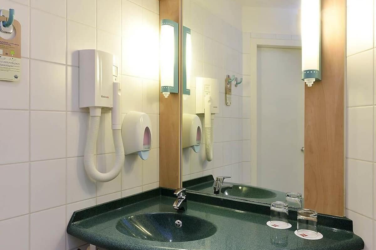 Habitació, 2 llits individuals | Caixa forta a l'habitació i escriptori