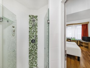 In-room safe, desk, laptop workspace, blackout drapes - ibis Budapest City (Budapest)