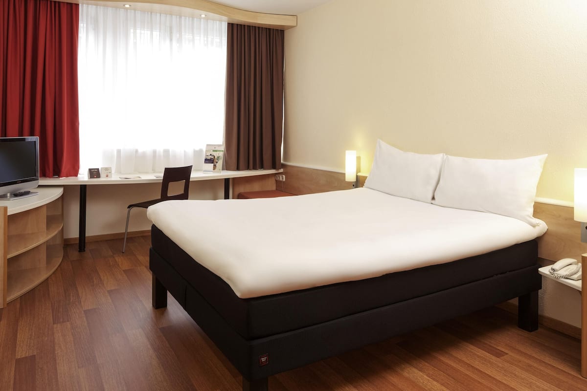 Room, 1 Double Bed | In-room safe, desk, laptop workspace, blackout curtains