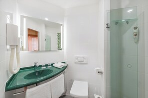 Dusj, miljøvennlige toalettsaker, hårføner og håndklær