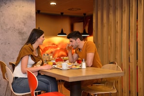 Petit déjeuner buffet (11 EUR par personne)