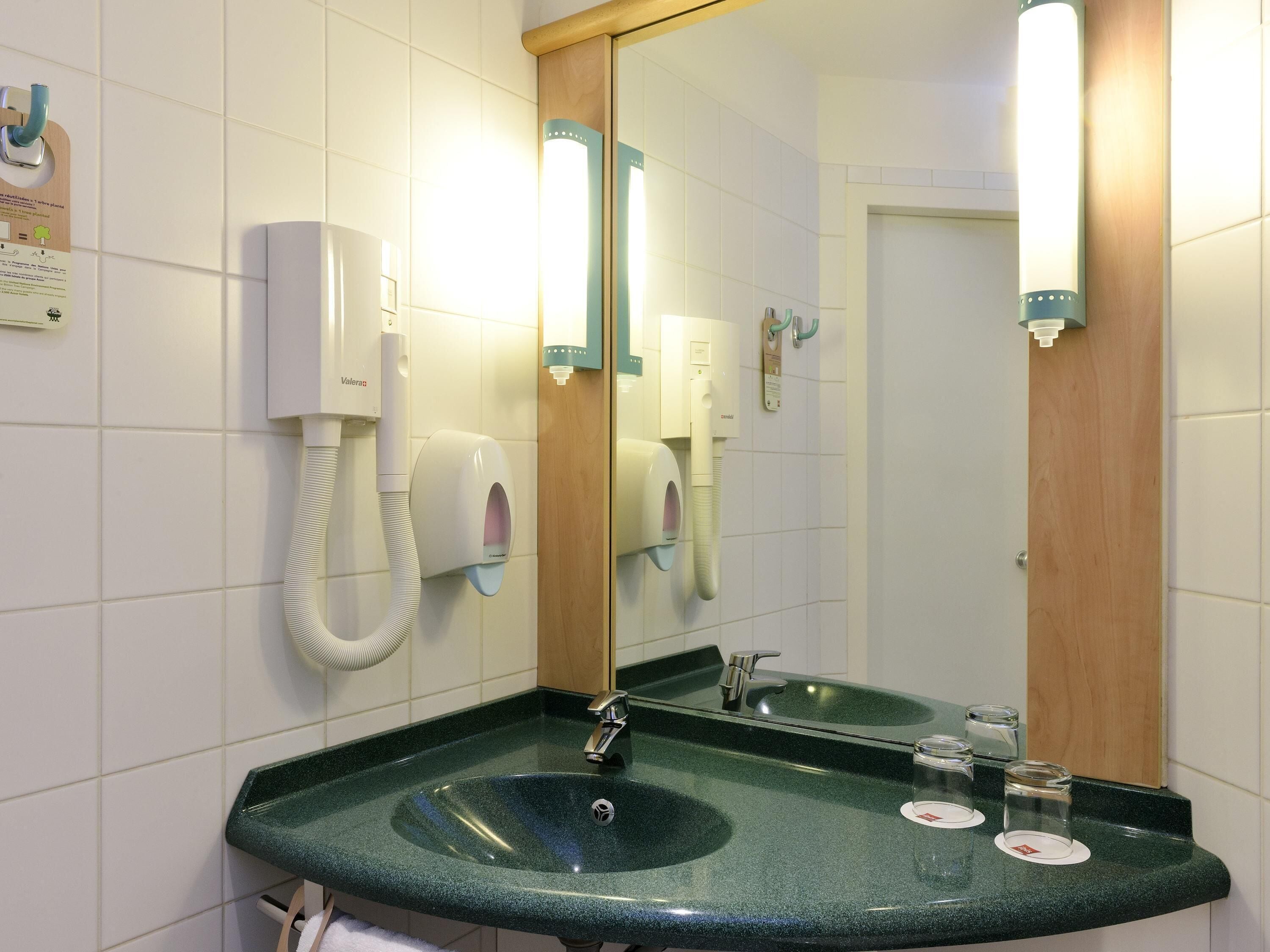 客房, 2 張單人床 | 客房內保險箱、書桌、筆電工作空間、遮光布/窗簾