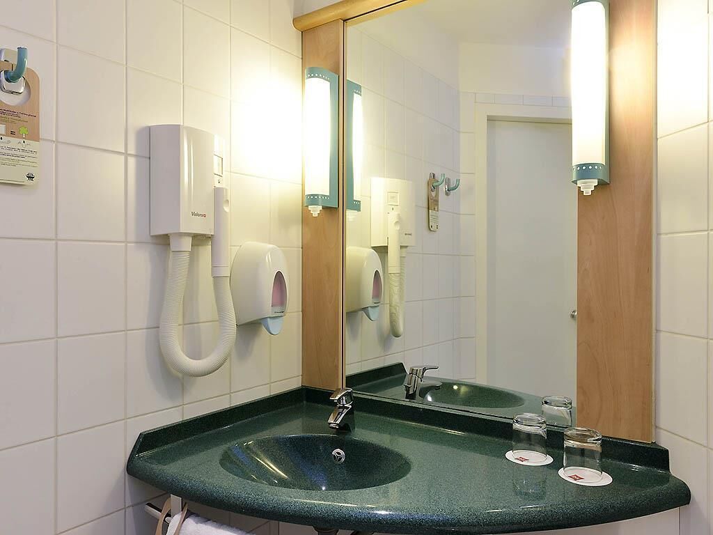 Quarto, 2 camas de solteiro | Cofres nos quartos, escrivaninha, espaço de trabalho para notebook