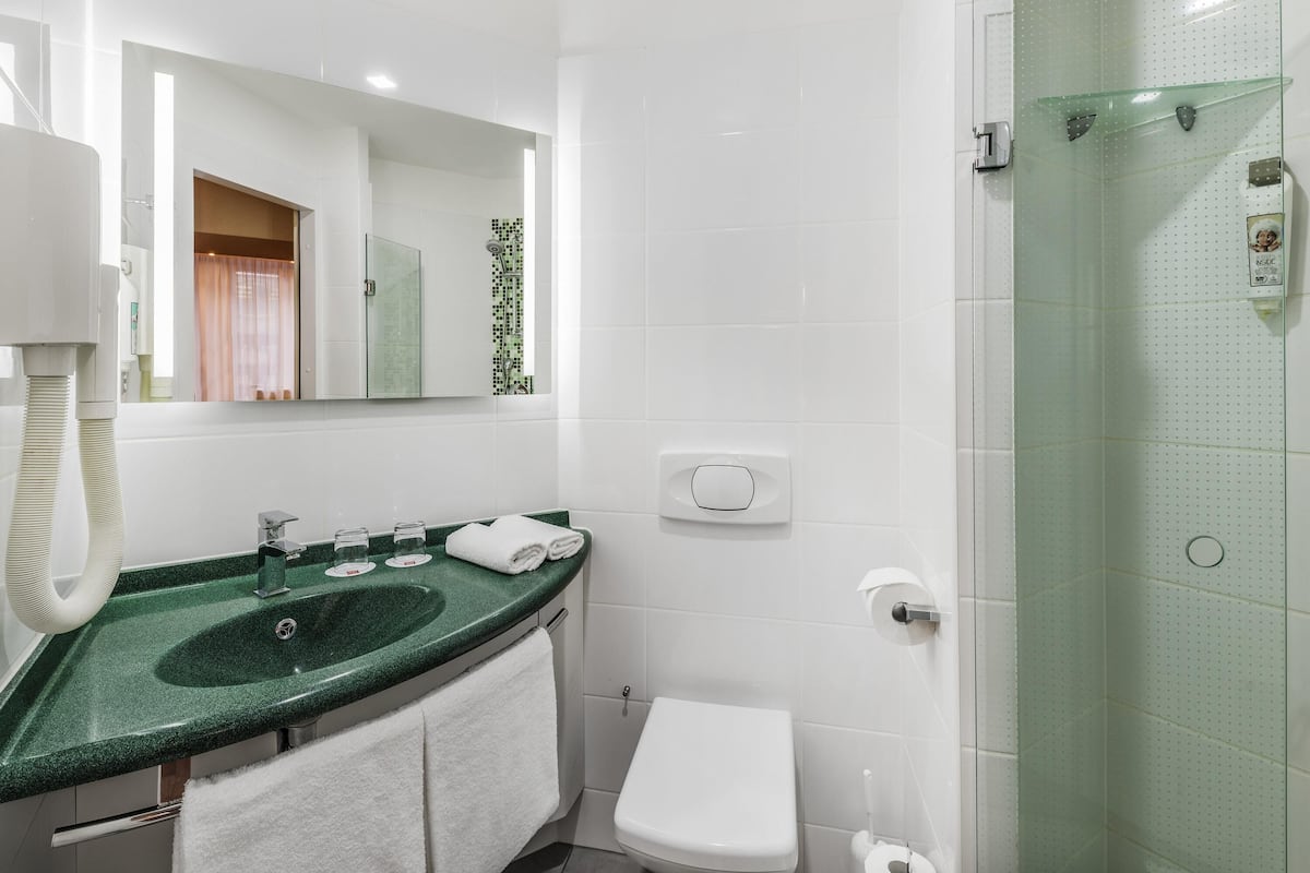 Zimmersafe, Schreibtisch, laptopgeeigneter Arbeitsplatz