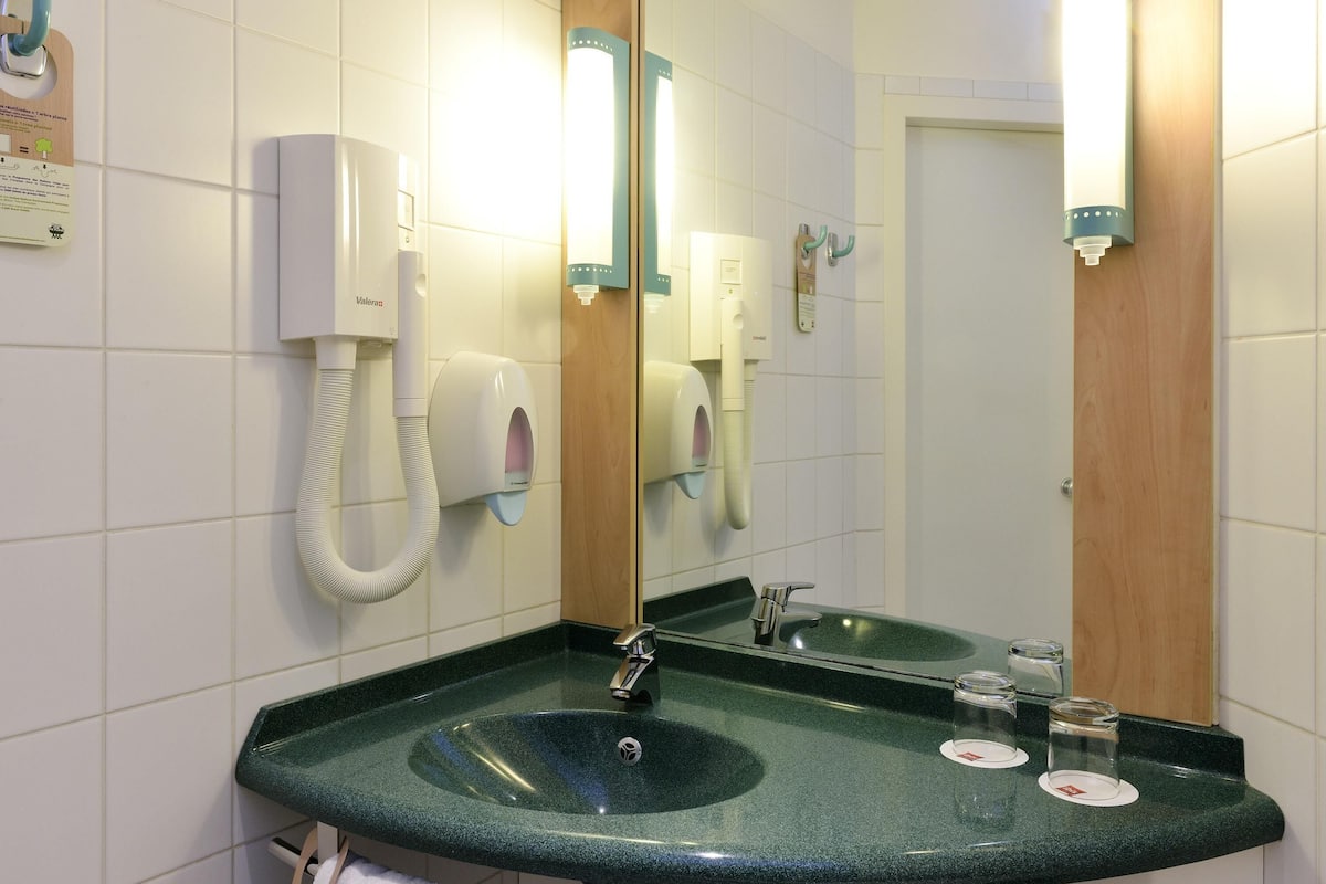 Caja de seguridad en la habitación y escritorio
