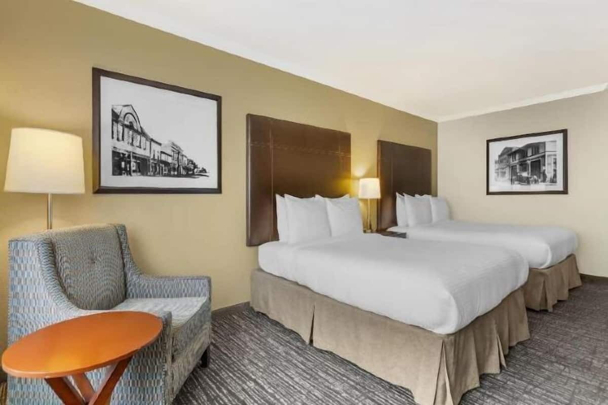 Premium bedding, in-room safe, desk, laptop workspace