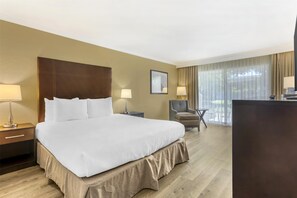 Standard Room, 1 King Bed, Patio, Poolside