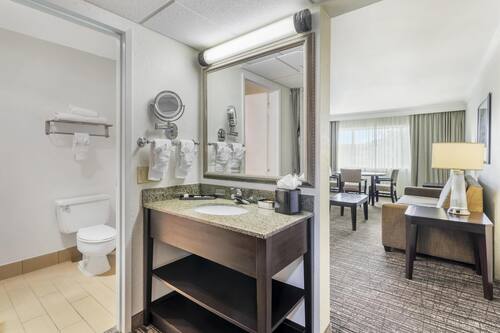 Suite, 1 letto king, non fumatori, frigorifero e microonde (with Sofabed) | Biancheria da letto di alta qualità, una cassaforte in camera