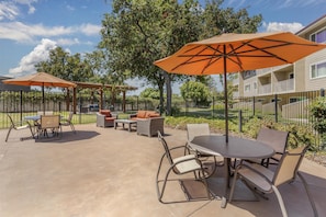 Piscina externa, funciona das 8h às 22h, espreguiçadeiras