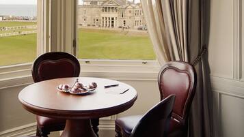 Deluxe Suite (18th View) | Premium bedding, minibar, in-room safe, desk