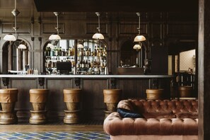 2 Bars/Lounges