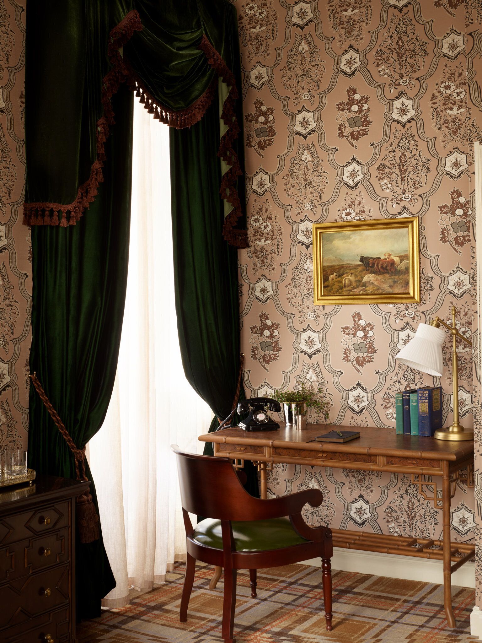 Una habitación con escritorio, silla y un cuadro en la pared.