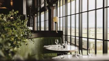 2 restaurants servant le petit déjeuner, spécialités Cuisine locale