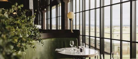 2 Restaurants, Frühstück, Mittagessen, Abendessen, lokale Küche