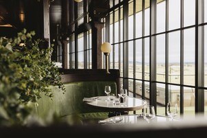 2 restaurantes, se sirven desayunos, comidas, cenas y cocina local
