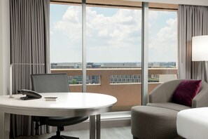 Deluxe Room, Berbilang Katil, City View | Peralatan tempat tidur premium, peti besi dalam bilik, meja 