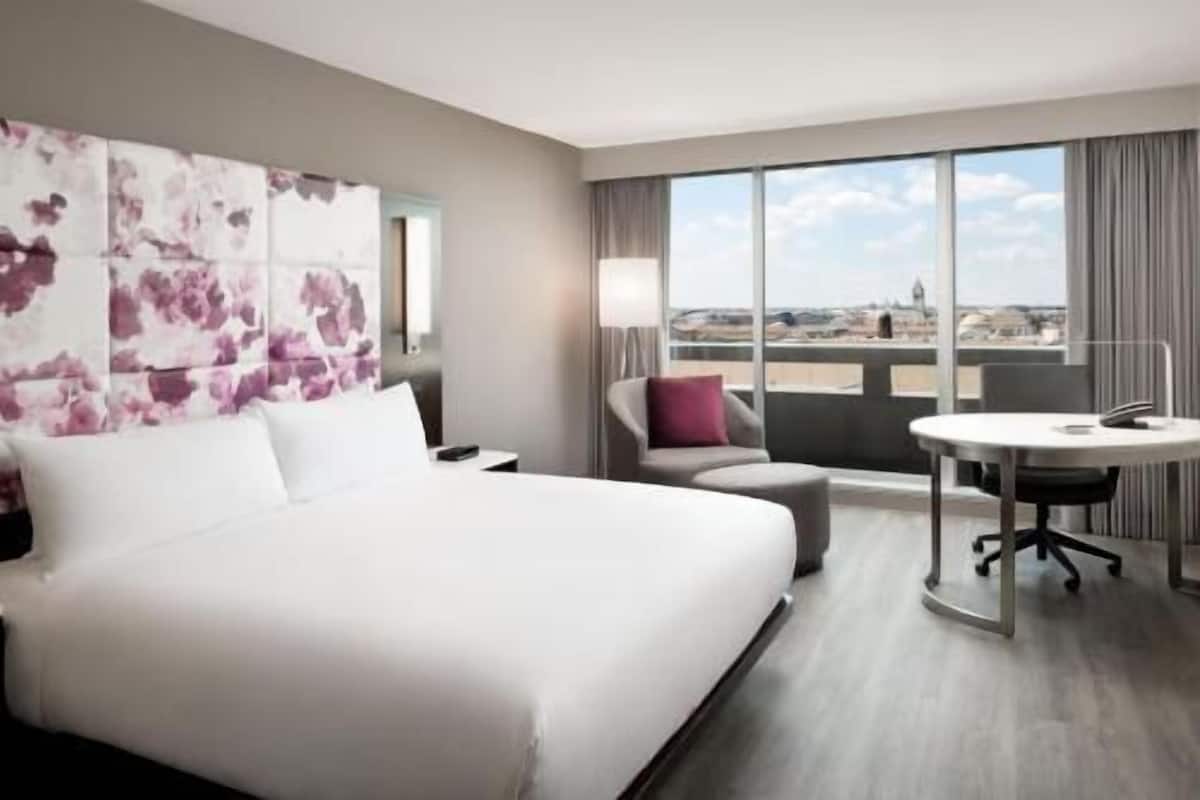 Bộ đồ giường cao cấp, két bảo mật tại phòng, bàn