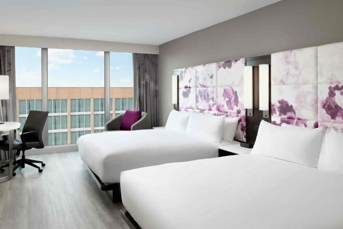 Hochwertige Bettwaren, Zimmersafe, Schreibtisch