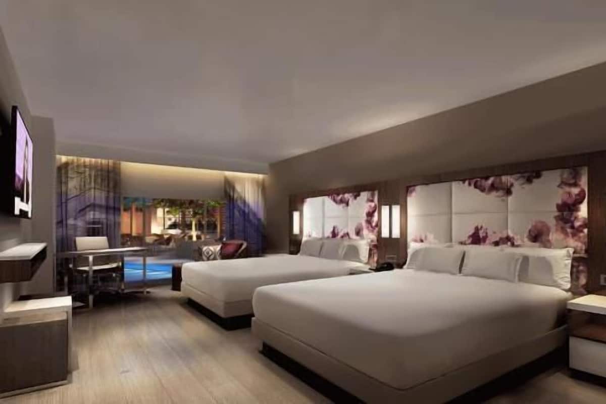 Premium bedding, in-room safe, desk, laptop workspace