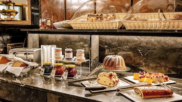 TĂ€gliches FrĂŒhstĂŒcksbuffet (24 EUR pro Person)