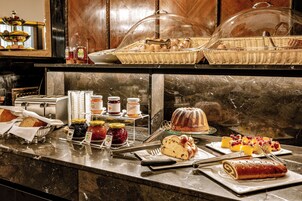Café da manhã com buffet todos os dias (EUR 24 por pessoa) 