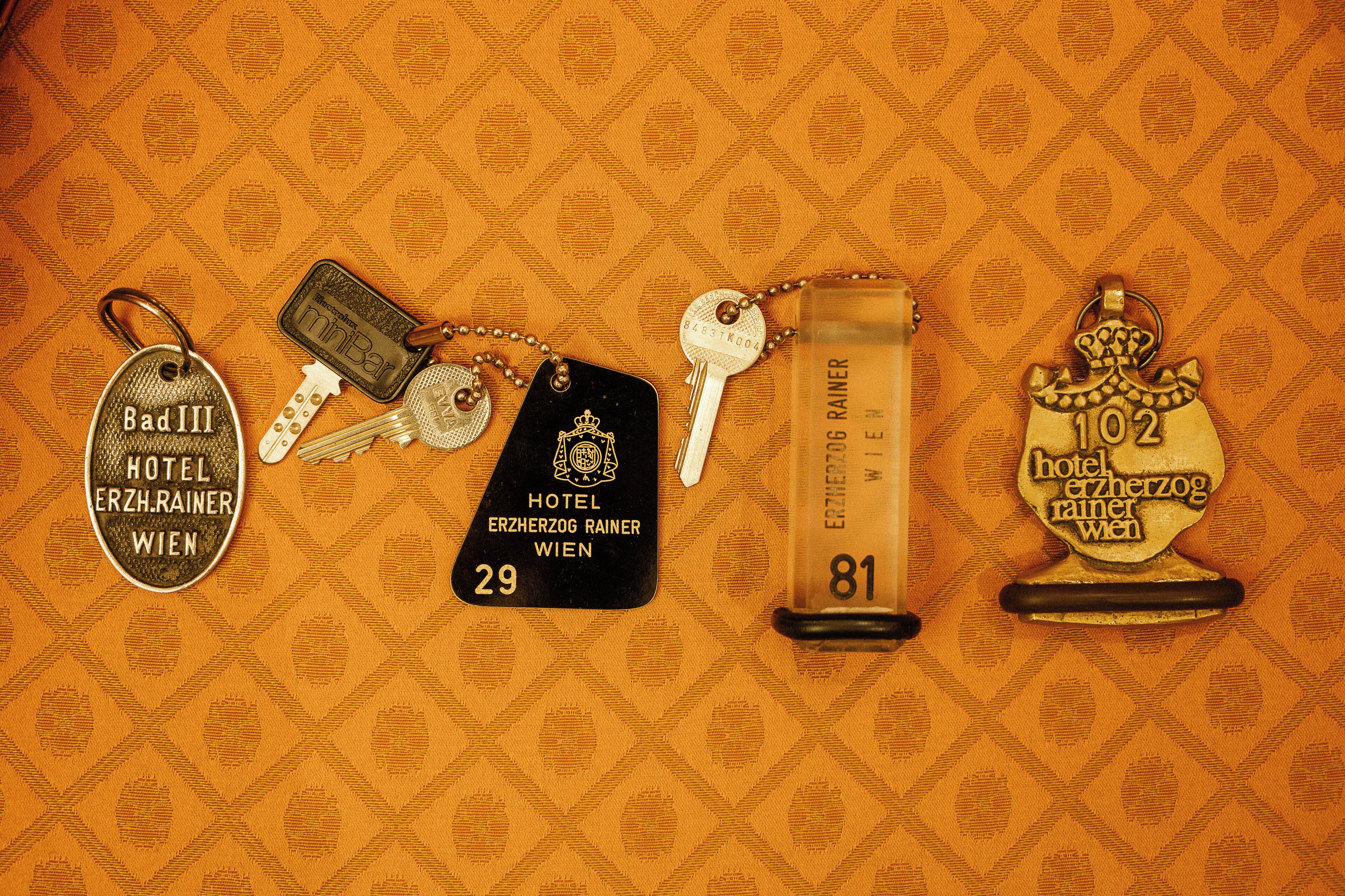 Cartões de acesso de hotel e uma chave sobre um tecido estampado.