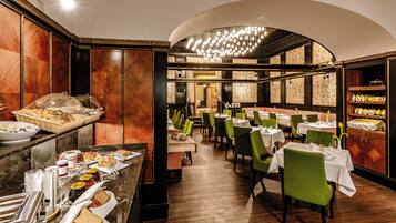 Se ofrece un desayuno bufé (24 EUR por persona)