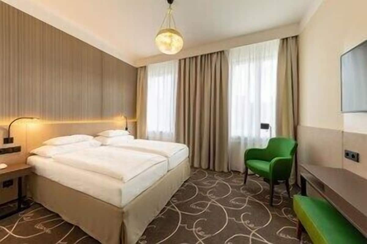 Frigobar, cofres nos quartos, escrivaninha, quartos à prova de som