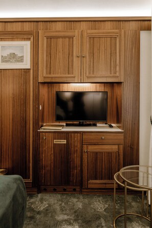 Double Room, Courtyard View | Minibar, in-room safe, desk, soundproofing