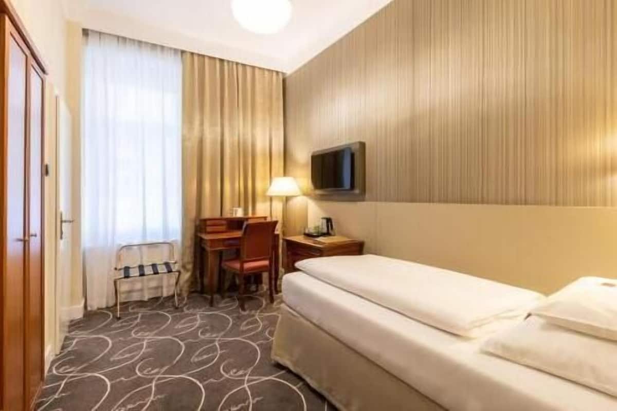 Frigobar, cofres nos quartos, escrivaninha, quartos à prova de som