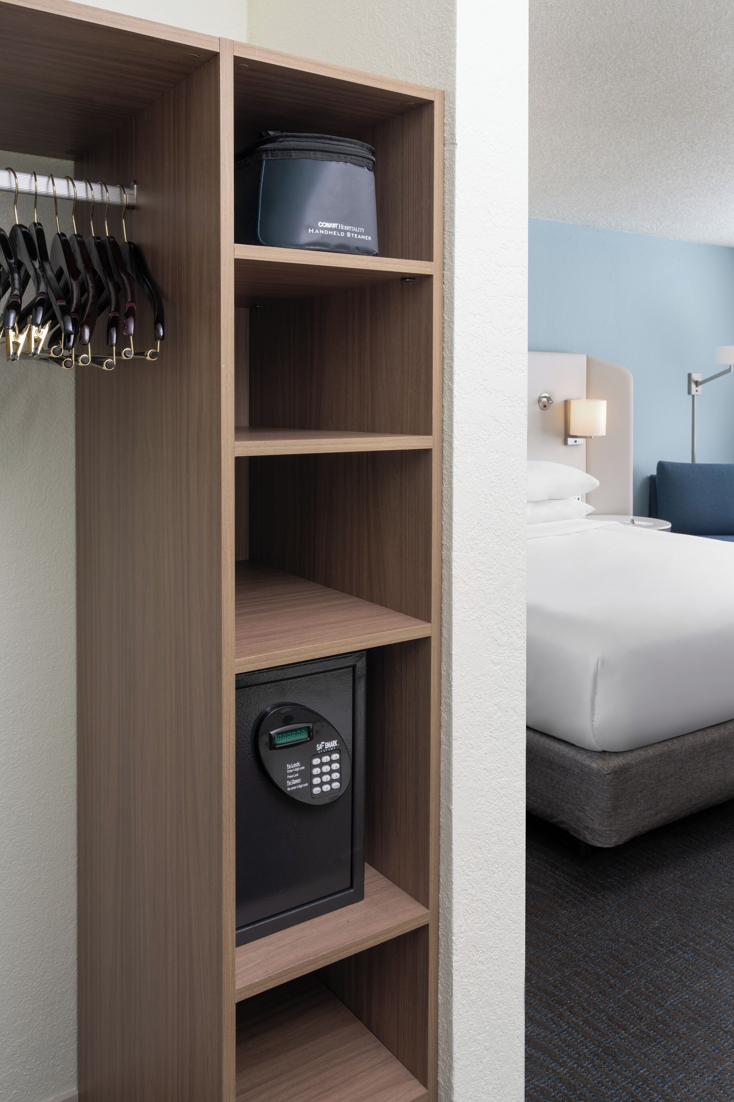 1 bedroom, premium bedding, desk, laptop workspace