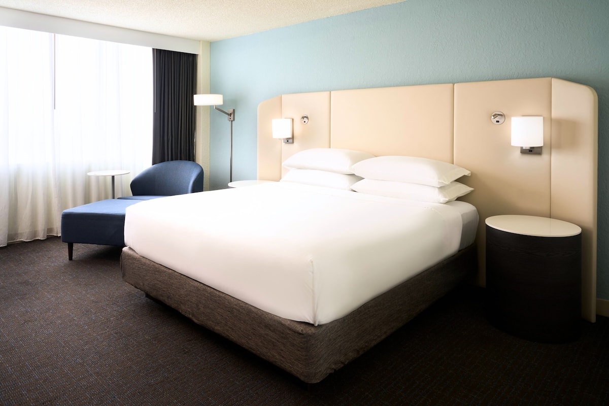 1 Schlafzimmer, hochwertige Bettwaren, Schreibtisch
