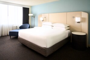 高档床上用品、办公桌、笔记本电脑工作区、遮光窗帘