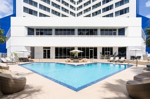 Una piscina al aire libre