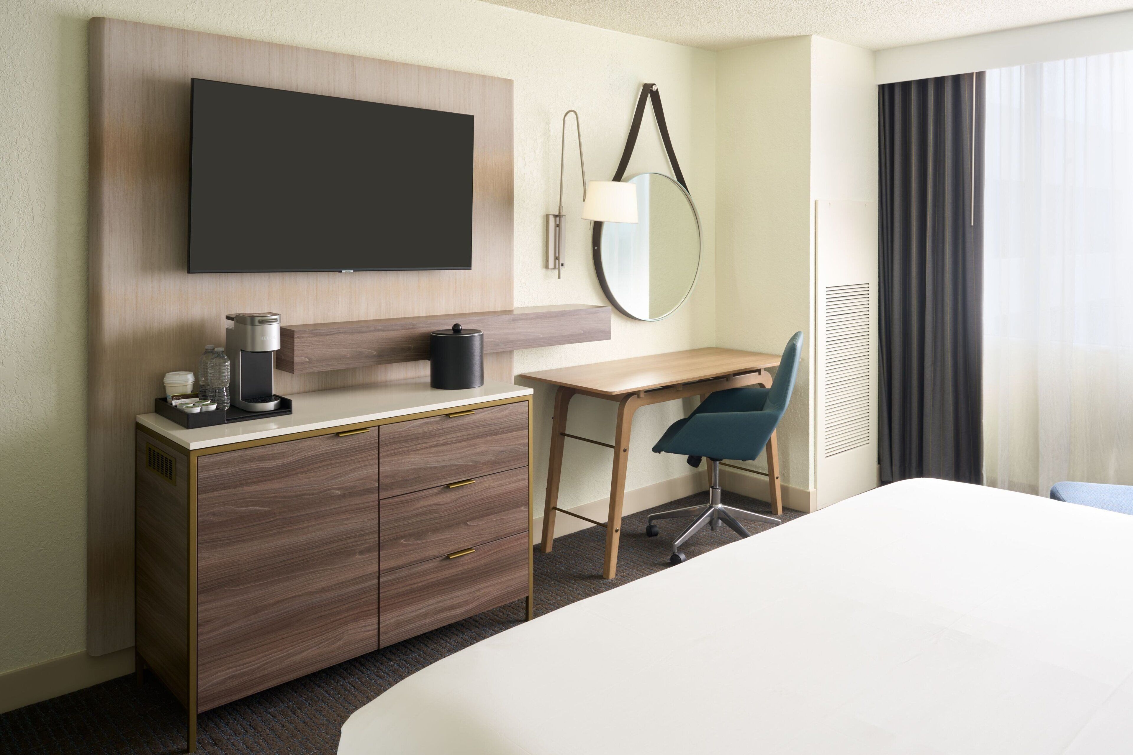 1 bedroom, premium bedding, desk, laptop workspace