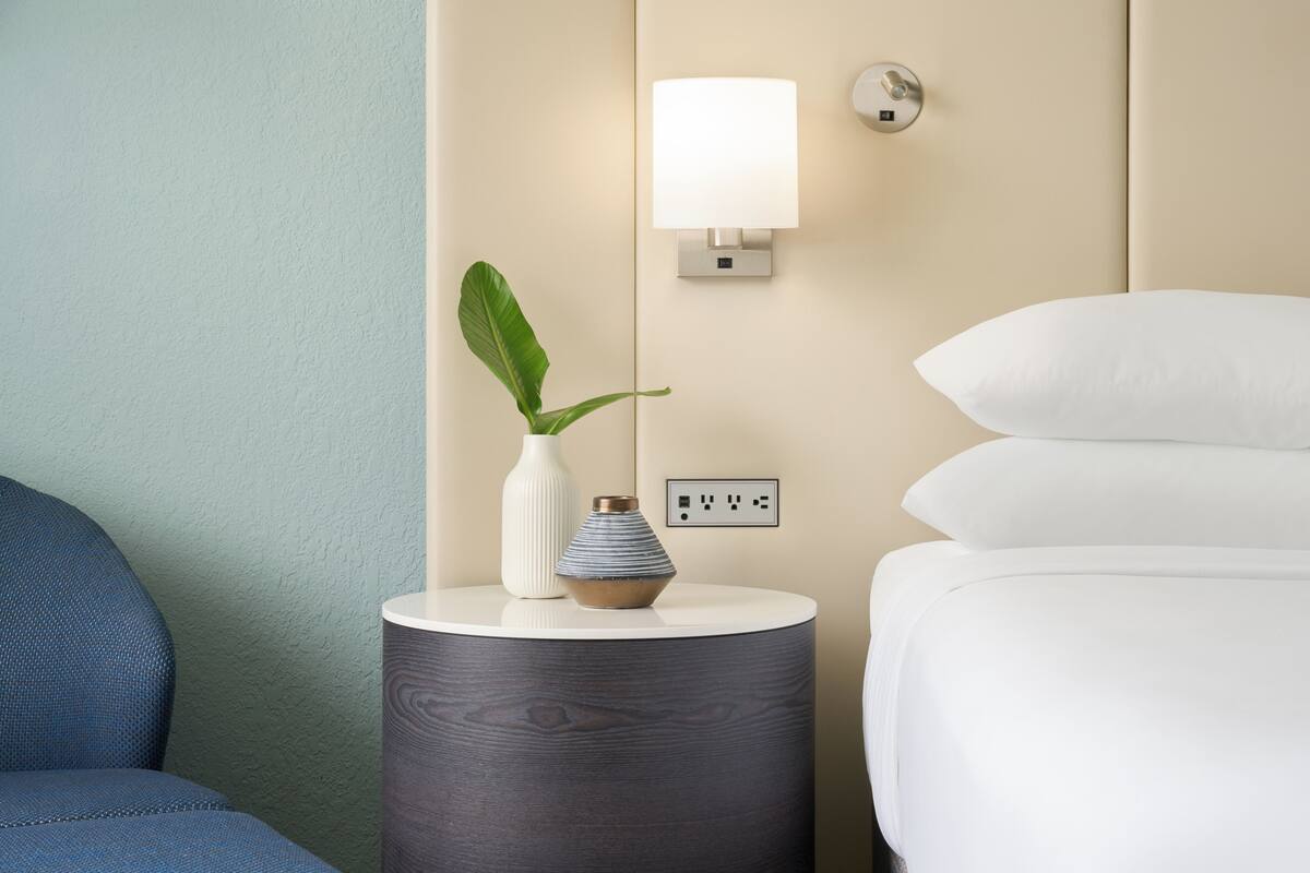 1 bedroom, premium bedding, desk, laptop workspace