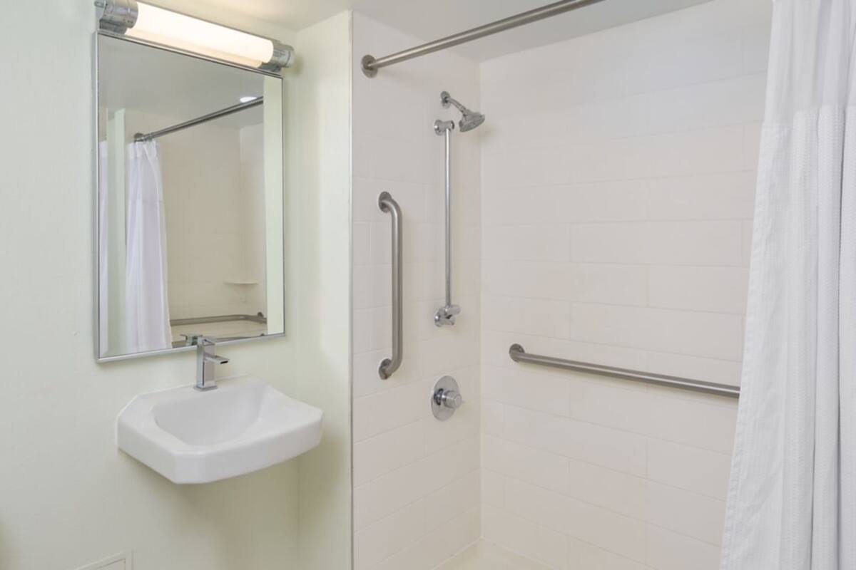 combined shower/bathtub, free toiletries, hair dryer, towels