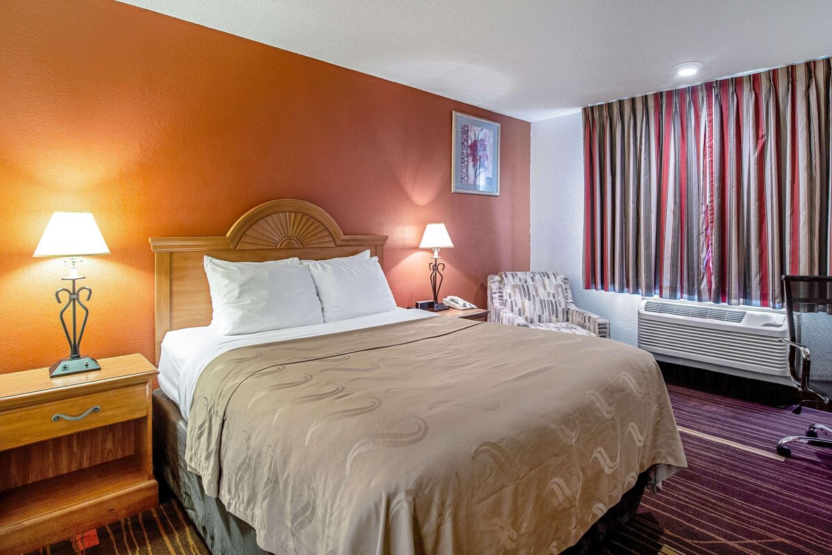 Iron/ironing board, WiFi (free), bed sheets