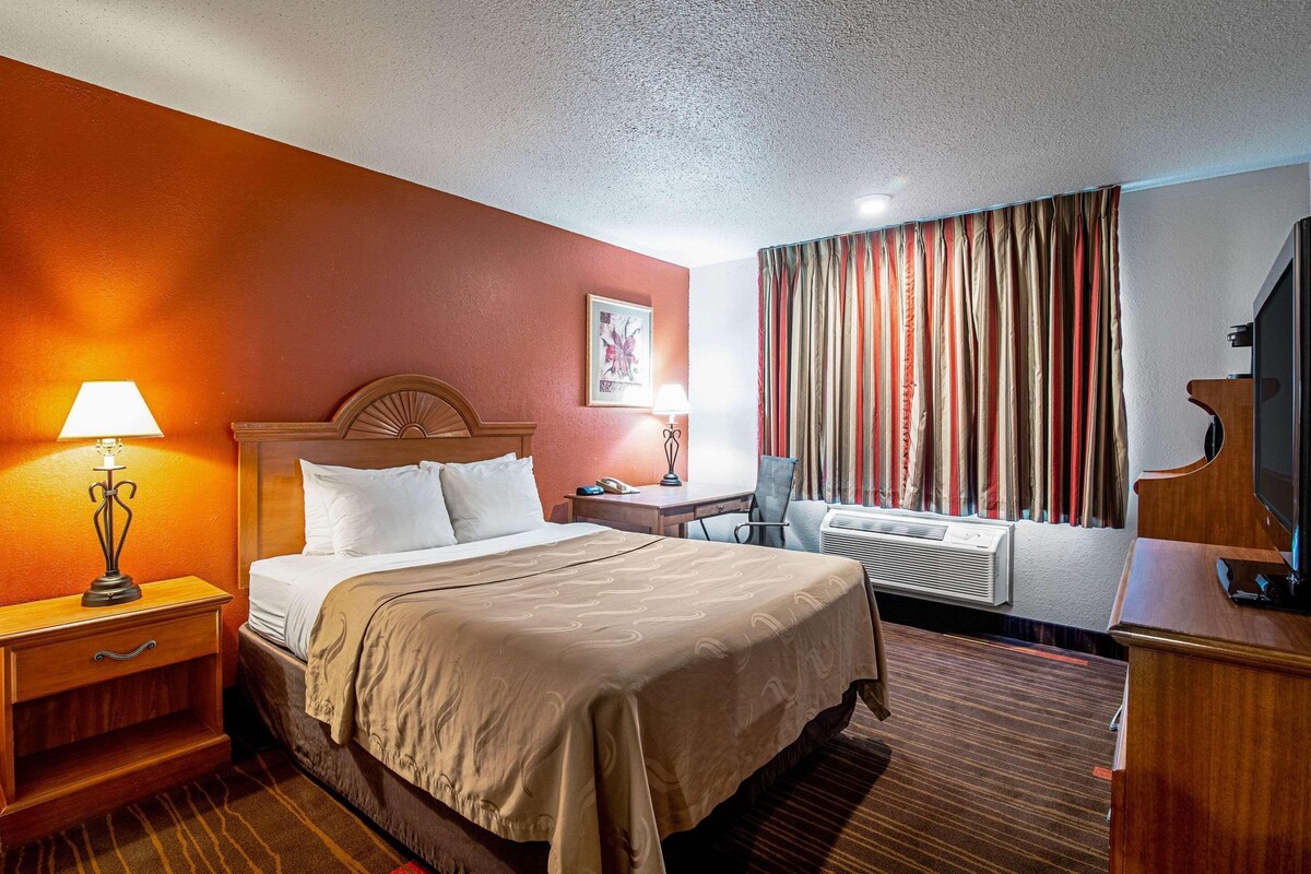 Iron/ironing board, WiFi (free), bed sheets