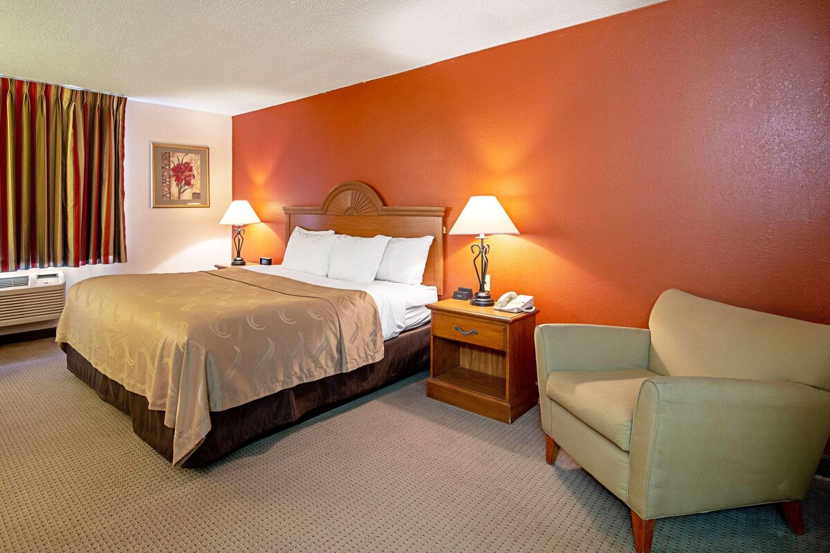 Iron/ironing board, WiFi (free), bed sheets