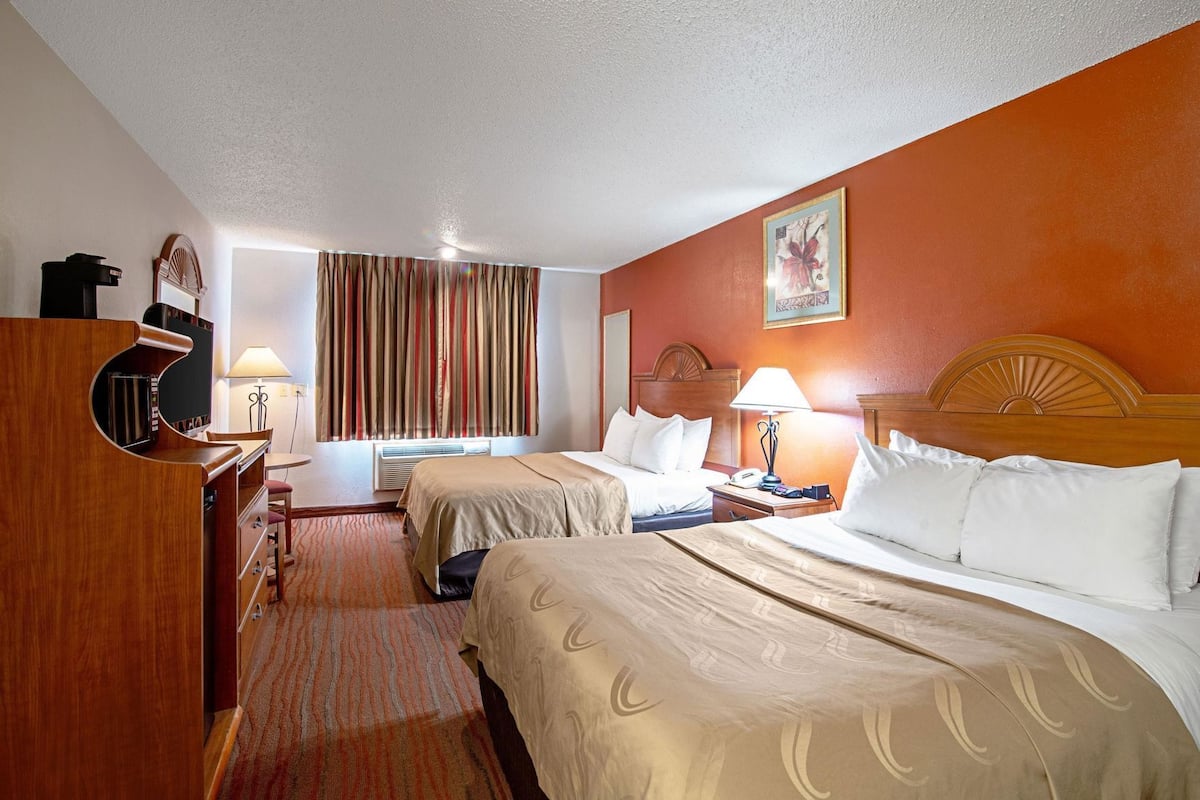 Tabla de planchar con plancha, wifi gratis y ropa de cama