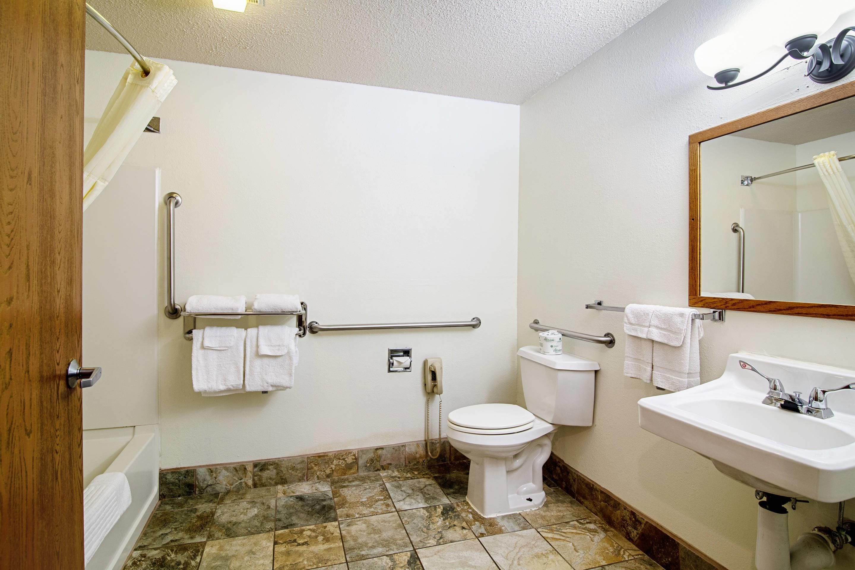 Un baño con inodoro, lavabo y cabina de ducha.