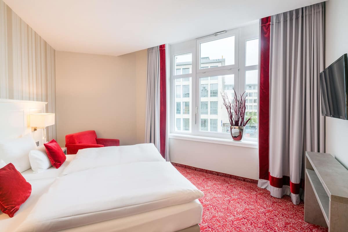Junior Room (Studio) | 1 bedroom, hypo-allergenic bedding, down comforters, pillowtop beds