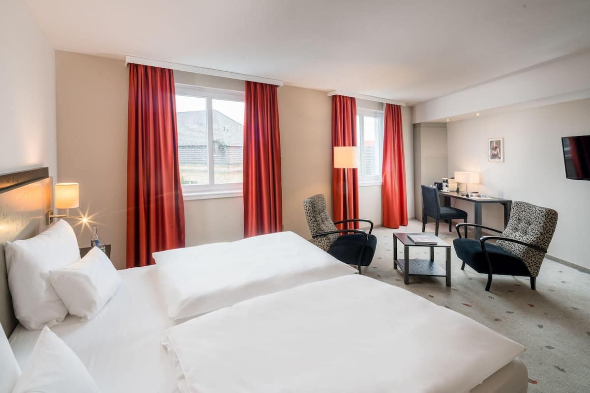 Junior Room (Studio)